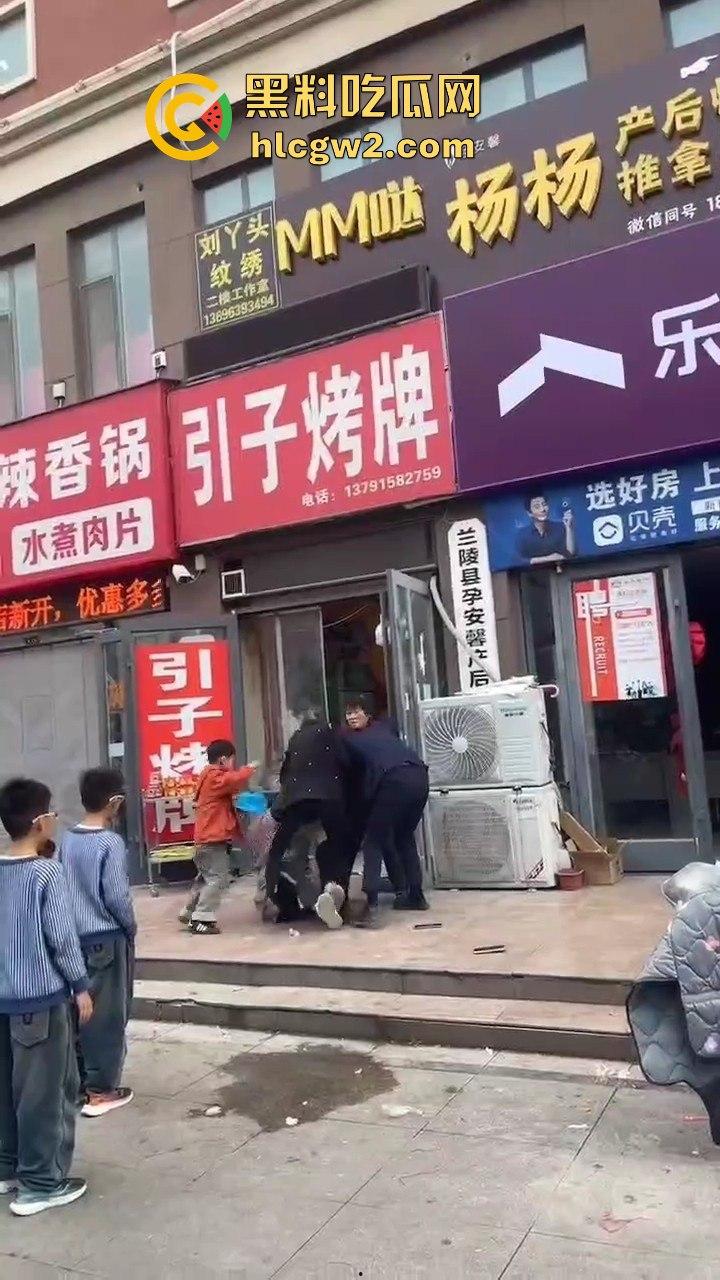 兰陵女子带娃吃饭不给钱，白嫖麻辣香锅还发飙！灰衣男冲上去补刀打女人，装得比谁都狠真是个逼养的！-4