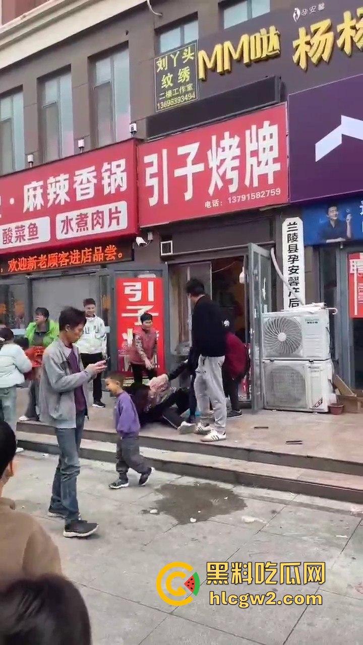 兰陵女子带娃吃饭不给钱，白嫖麻辣香锅还发飙！灰衣男冲上去补刀打女人，装得比谁都狠真是个逼养的！-5