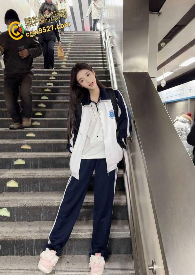 北京服装学院校花【于炜婕】，兼职外围私下曝光，更有招嫖卡片代言人之称，白虎嫩穴被各种玩弄！-3