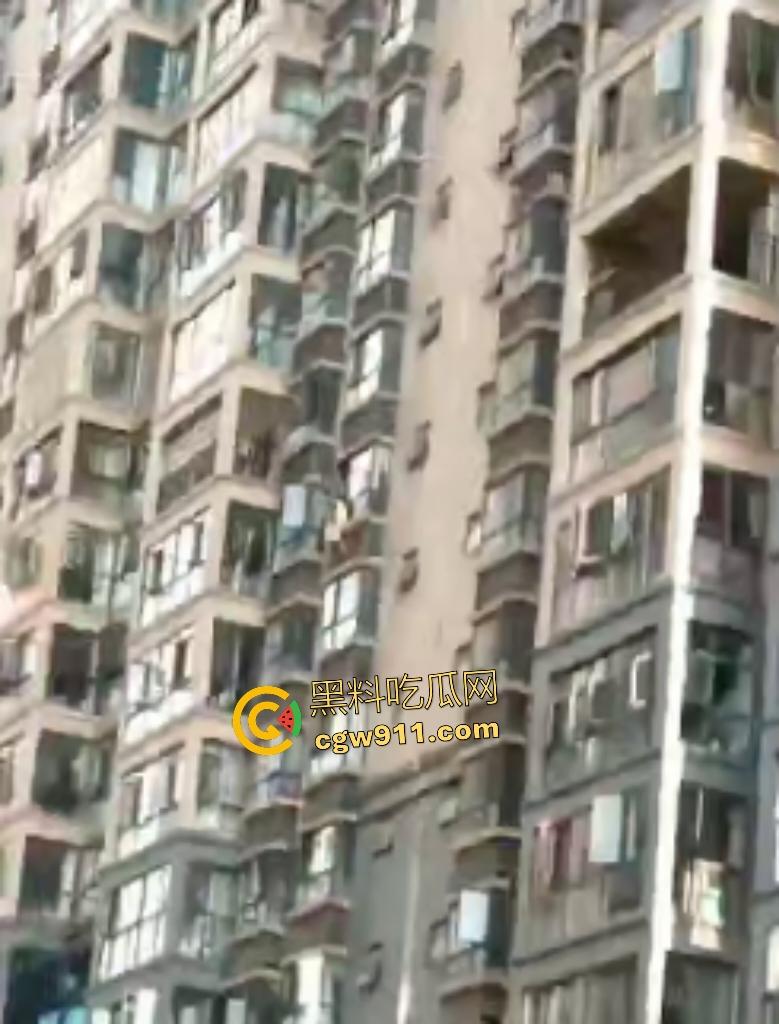 湖南武冈新广场跳楼惨剧！少女与姐姐吵架跳楼，围观万人悲喊“不要跳”，最后充气垫救命还是断腿！-4