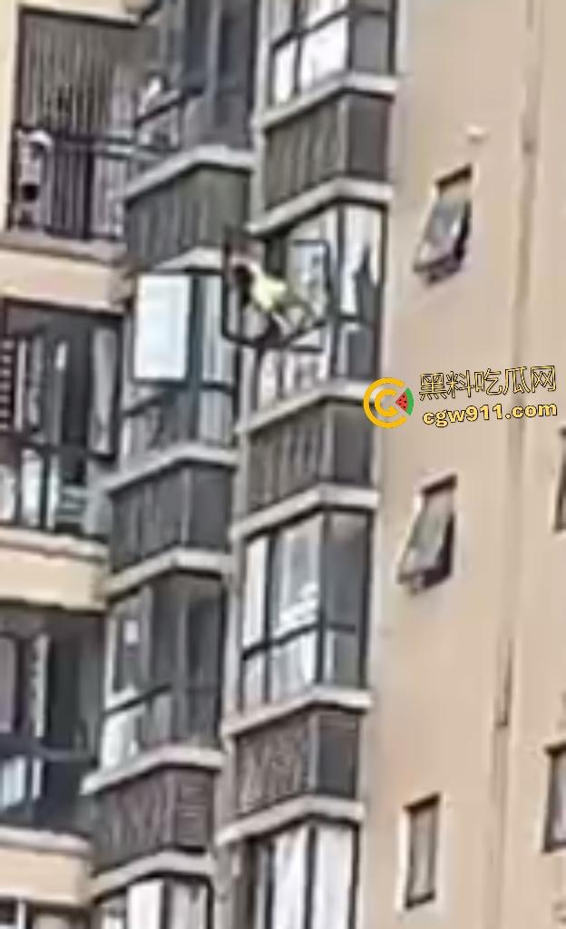 湖南武冈新广场跳楼惨剧！少女与姐姐吵架跳楼，围观万人悲喊“不要跳”，最后充气垫救命还是断腿！-6