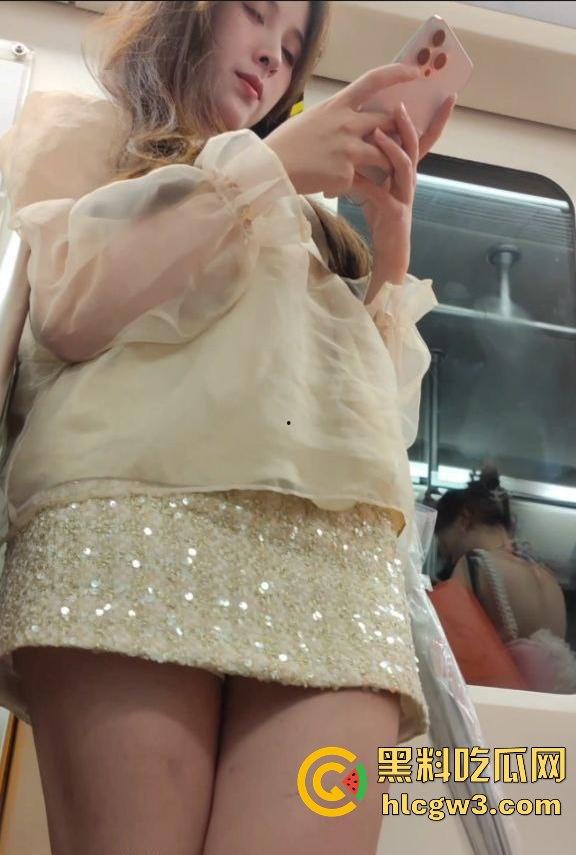 地铁上抄底大长腿小姐姐 被发现偷拍吓得用手机挡脸,哥们运气好没被请进喝茶!-3