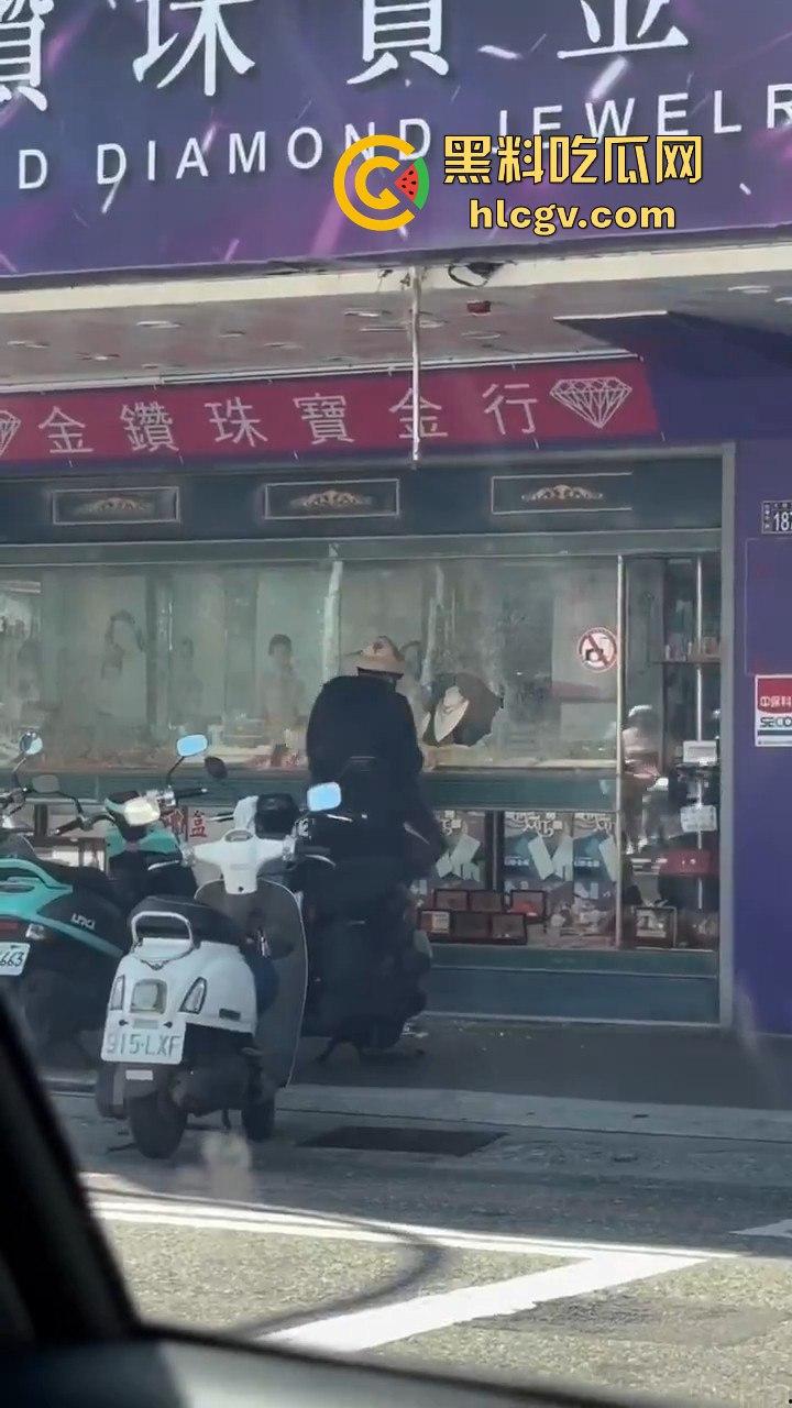 台东银楼持榔头抢劫！狂砸玻璃想抢钱，路过大妈勇拉抢匪配合路人压制，40岁抢匪瞬间被擒！-7
