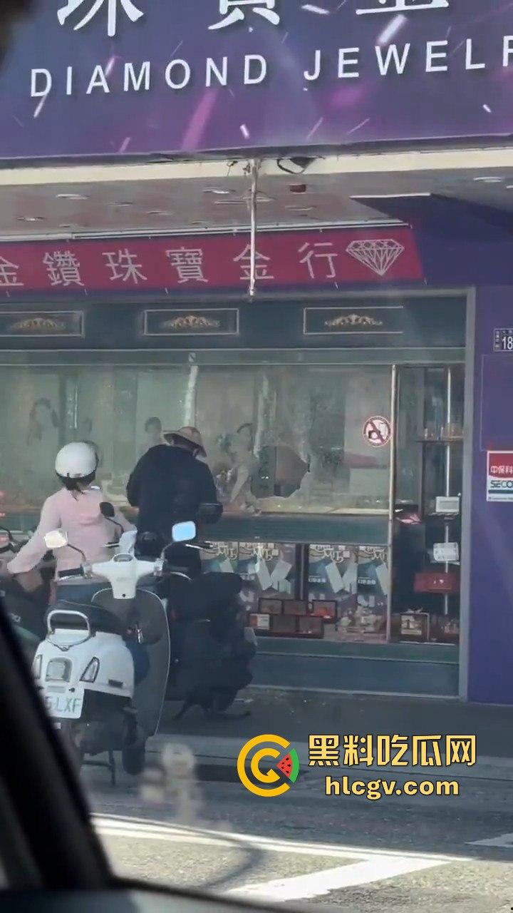 台东银楼持榔头抢劫！狂砸玻璃想抢钱，路过大妈勇拉抢匪配合路人压制，40岁抢匪瞬间被擒！-9