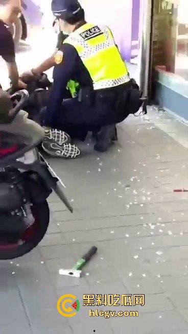 台东银楼持榔头抢劫！狂砸玻璃想抢钱，路过大妈勇拉抢匪配合路人压制，40岁抢匪瞬间被擒！-10