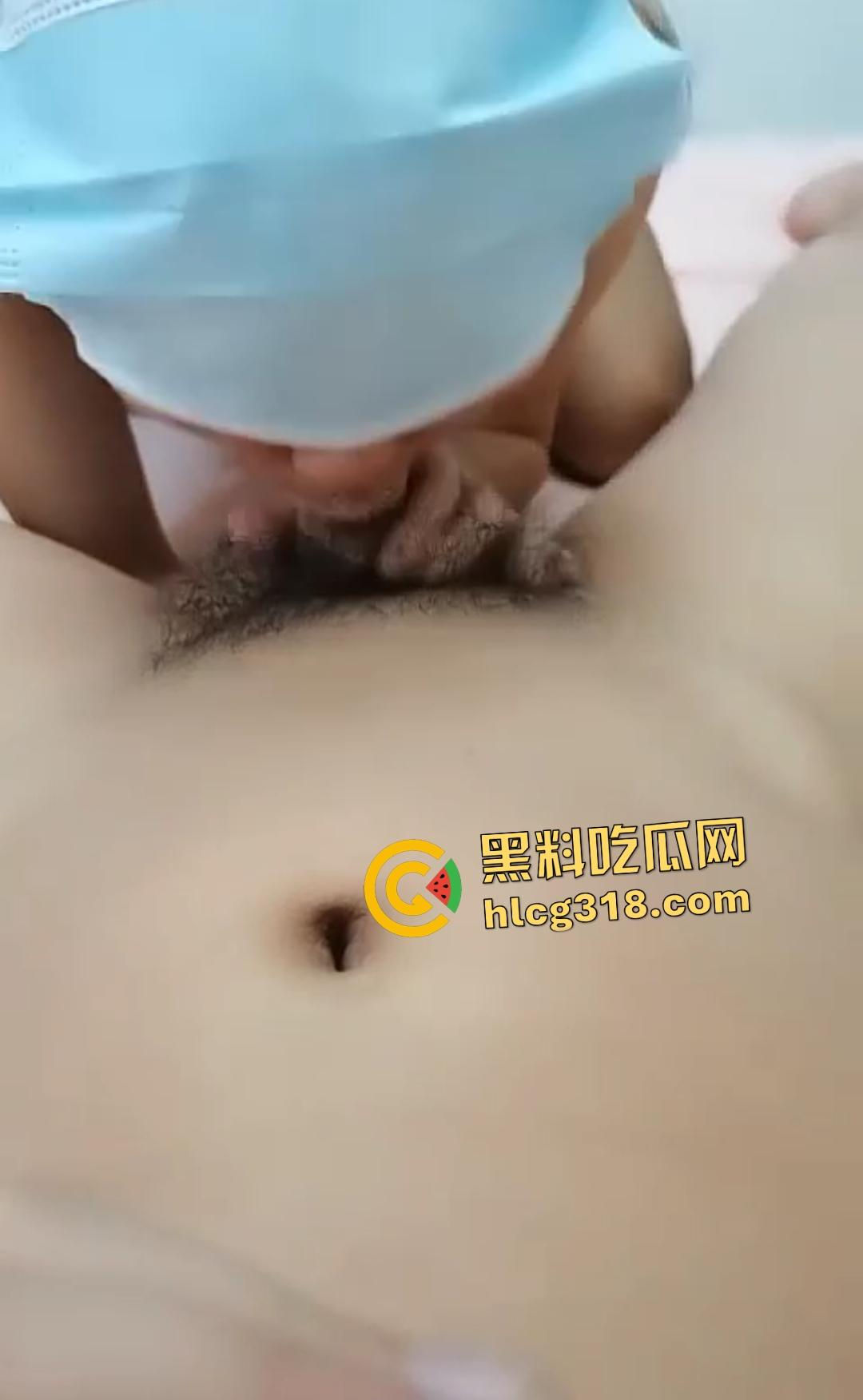 妈妈勾引儿子乱伦！开档肉丝女上位狂磨，儿子软鸡巴好不容易硬起来就秒射！-4