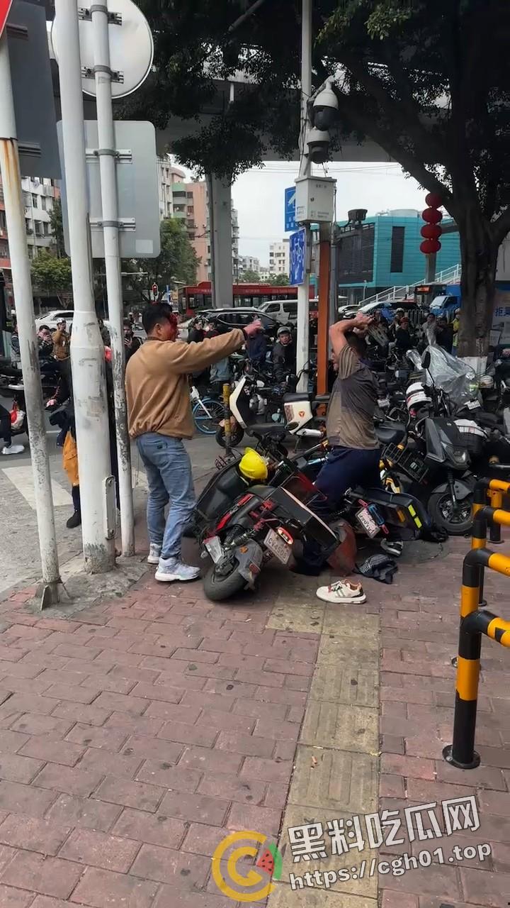 广州西村地铁站门口 男子疑似感情问题提刀狂砍另一人 男子被砍得满脸是血也不离开 真男人就是干-2