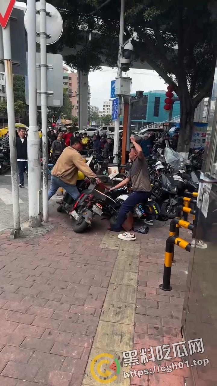 广州西村地铁站门口 男子疑似感情问题提刀狂砍另一人 男子被砍得满脸是血也不离开 真男人就是干-5