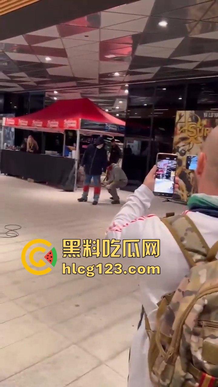 西班牙会展惊现火男！大玩行为艺术竟欲火焚身，警察都以为是极端分子！-1