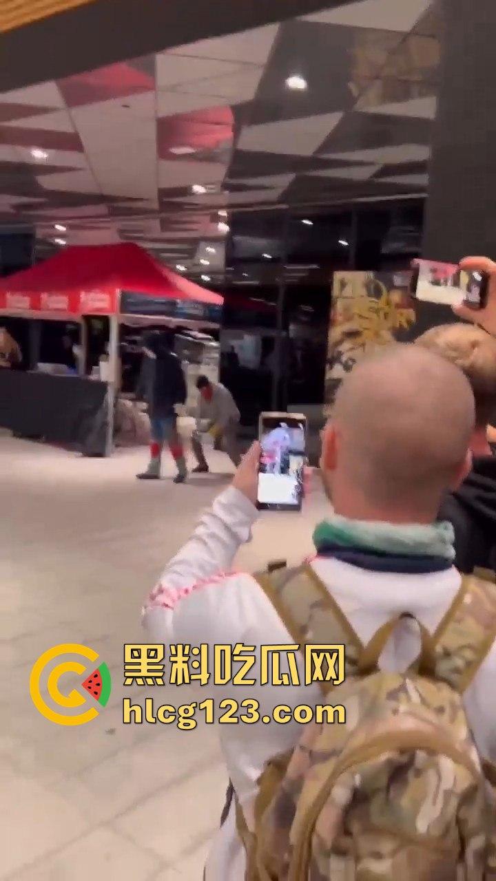 西班牙会展惊现火男！大玩行为艺术竟欲火焚身，警察都以为是极端分子！-3