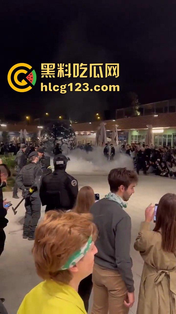 西班牙会展惊现火男！大玩行为艺术竟欲火焚身，警察都以为是极端分子！-4