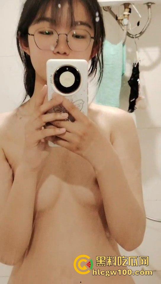 广西大学大一学生嫩妹【郭飒】不雅视频流出被曝光，对镜自拍展示娇嫩玉胸体完美呈现。-3