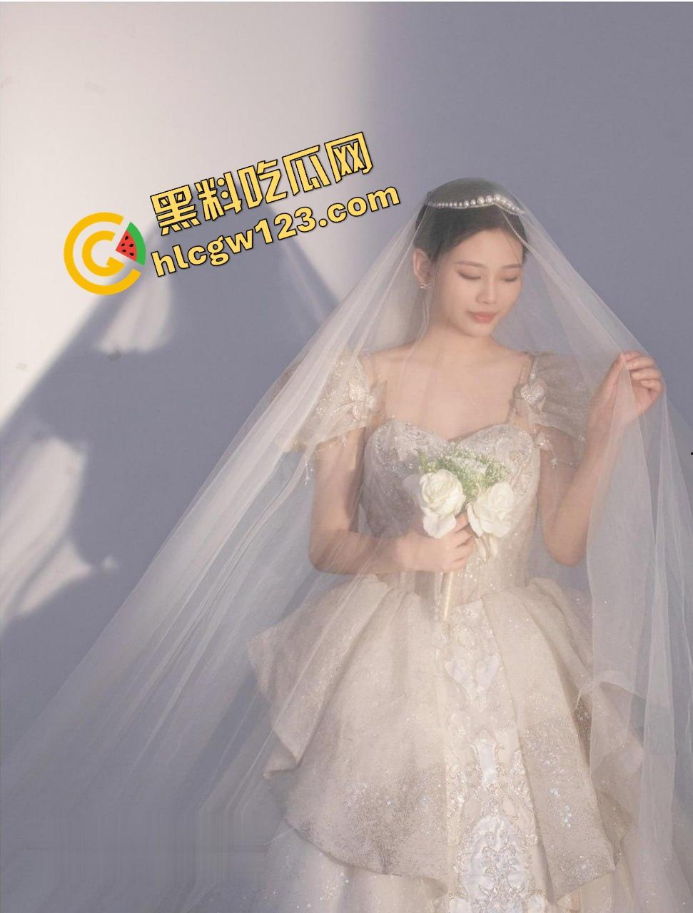 长沙『孙悦』结婚当天跟绿帽老公玩3P到天亮,婚纱白裙湿成奶油布丁,前男友肏完老公舔干!-1