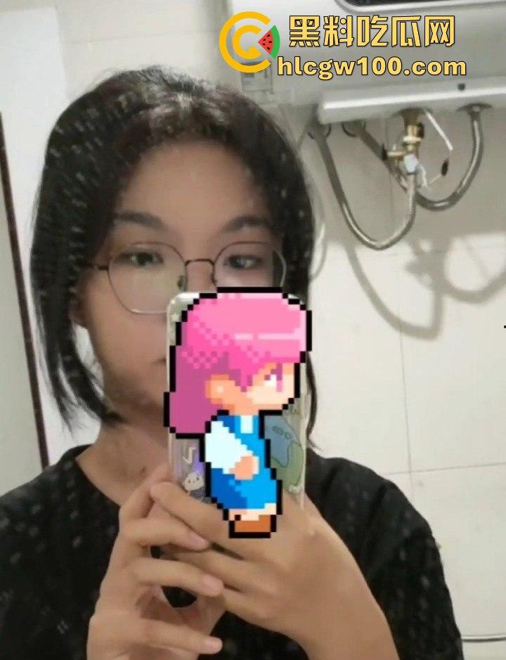 广西大学大一学生嫩妹【郭飒】不雅视频流出被曝光，对镜自拍展示娇嫩玉胸体完美呈现。-8