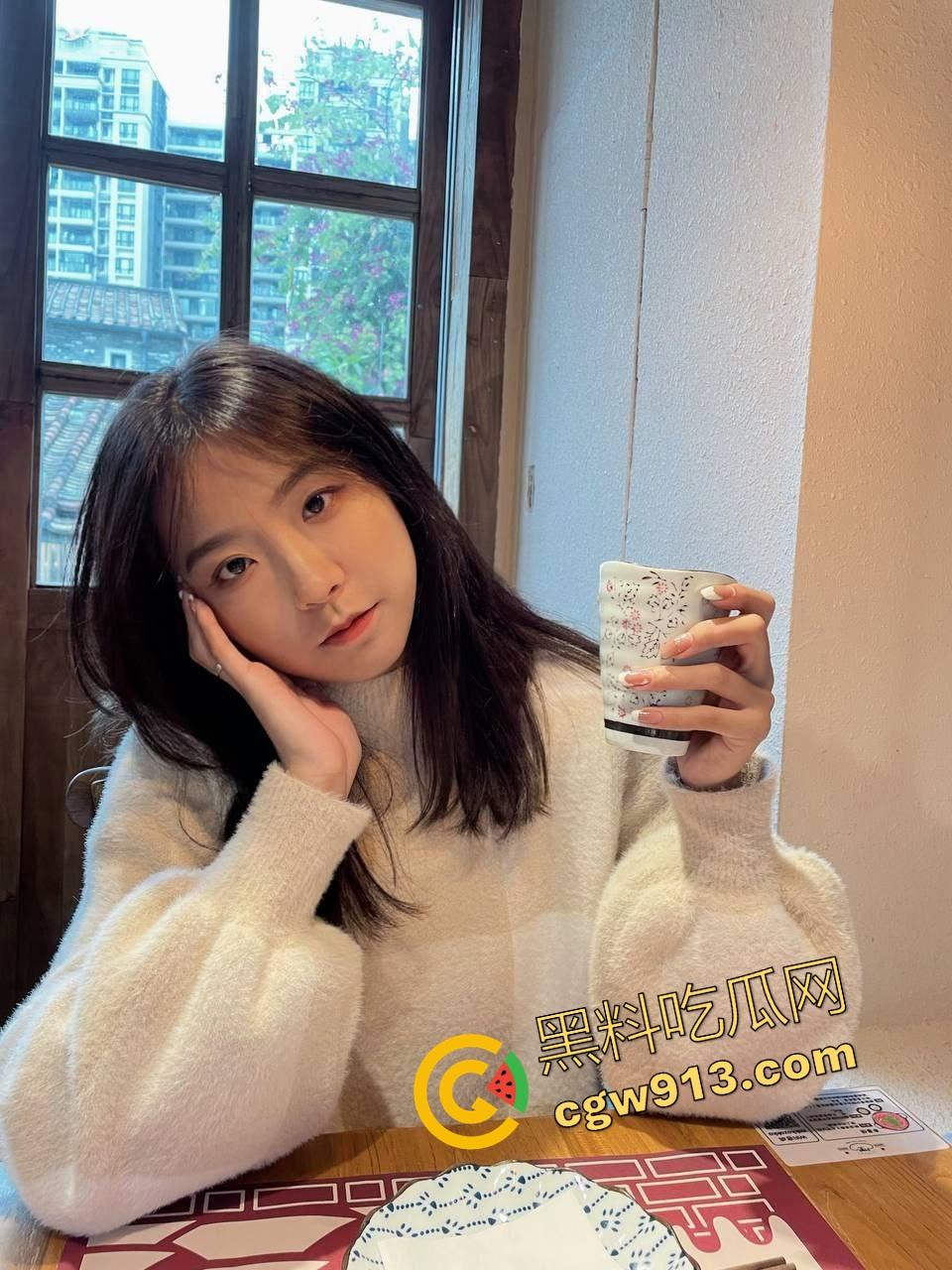 上海戏剧学院【刘雨彤】这骚货也太能装，其实是个爱穿情趣蕾丝内衣的骚逼，挨操挨得眼珠子直翻！-1