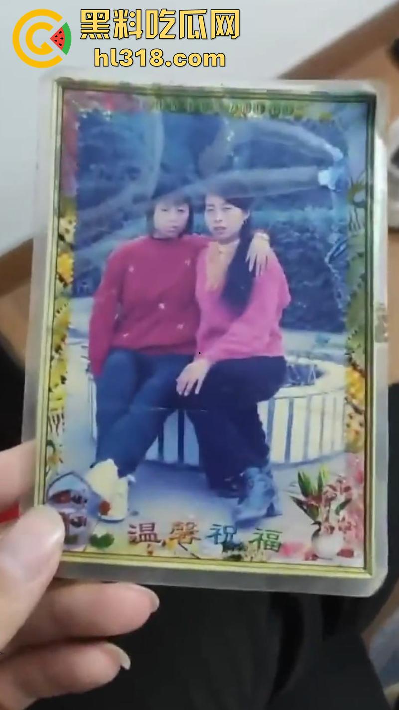 变态女婿乱伦丈母娘，趁老婆上班扒光风云犹存岳母，细腰长腿身材诱人，被扛腿抽插操的丈母娘不停浪叫！-2