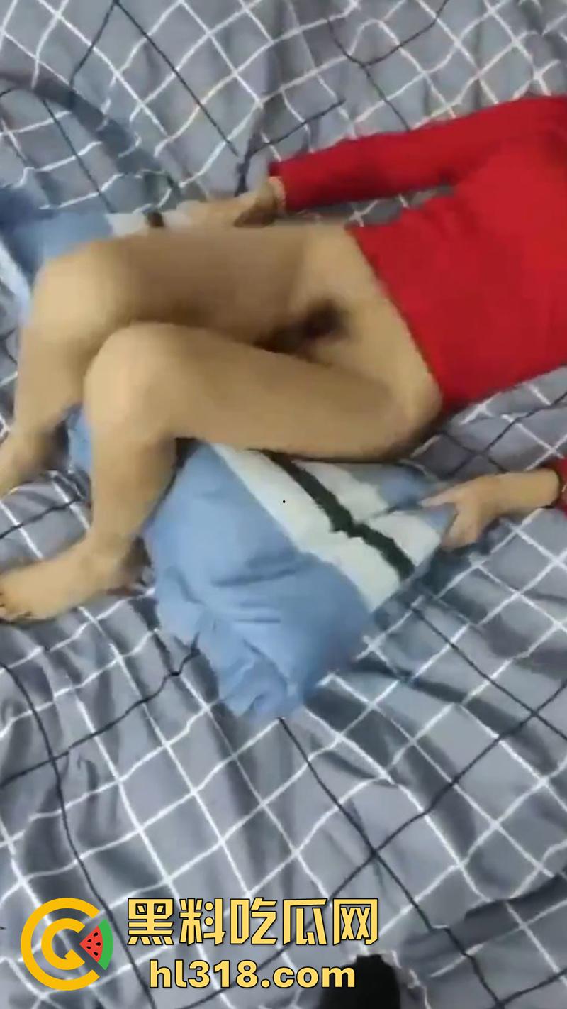 变态女婿乱伦丈母娘，趁老婆上班扒光风云犹存岳母，细腰长腿身材诱人，被扛腿抽插操的丈母娘不停浪叫！-4