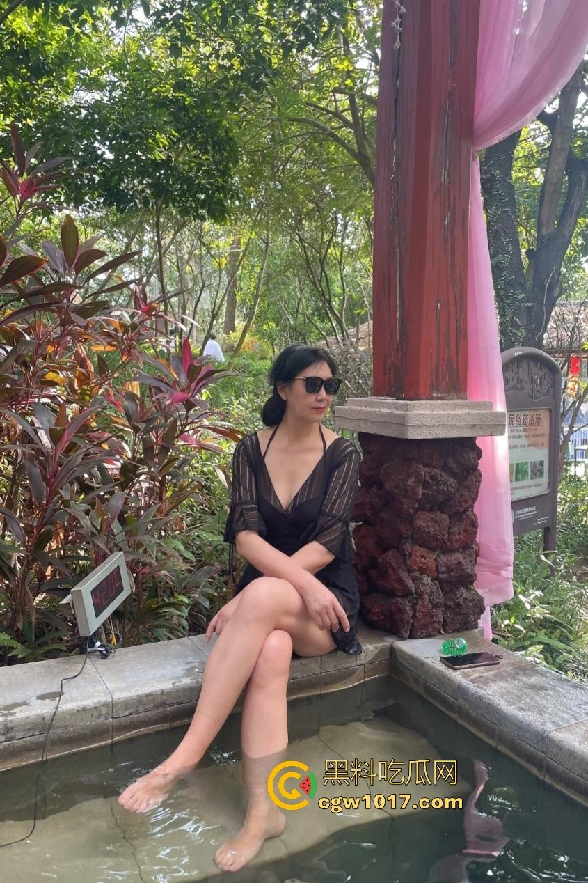 海角大神打游戏输了找老妈泻火，隔壁老爸还在睡觉，这边儿子干得母亲淫叫，老妈B毛太少儿子内射加点激素！-5