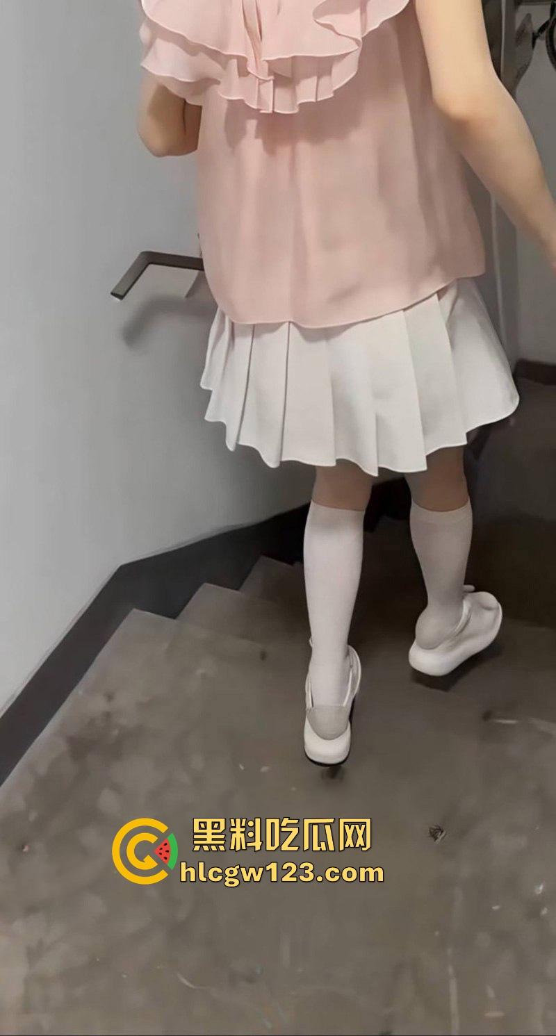 海角乱伦大神【和堂妹的故事】说好带堂妹酒店解决 去她房里直接内射!-5