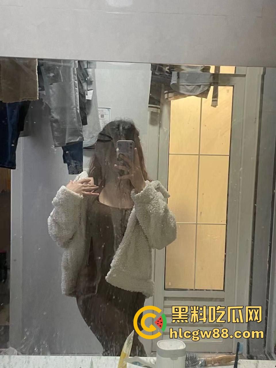 上海交通大学『周奕』反差骚母狗在酒店被丢床上爆操，激情打桩到失神，内射小穴表情太淫荡！-2