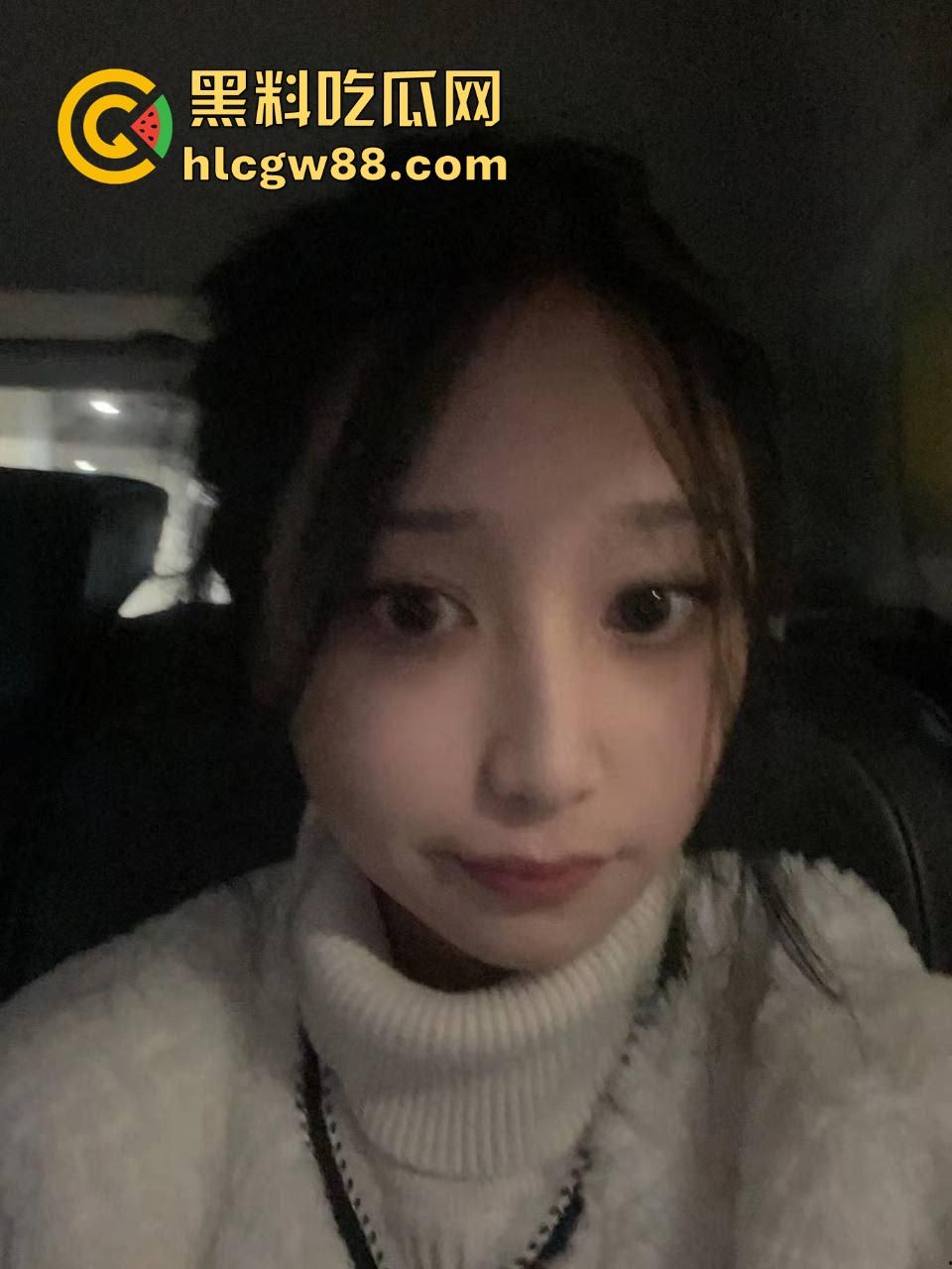 上海交通大学『周奕』反差骚母狗在酒店被丢床上爆操，激情打桩到失神，内射小穴表情太淫荡！-6