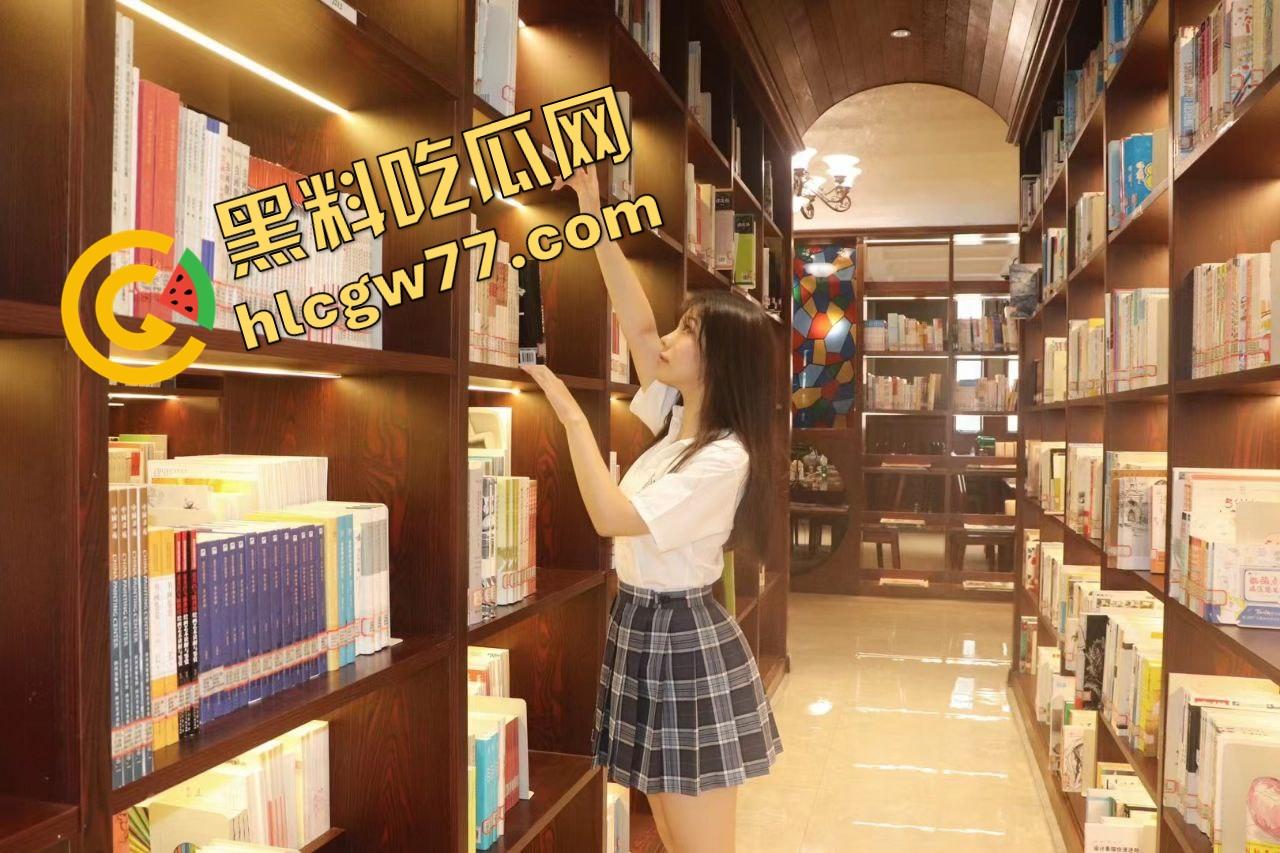 眼镜骚妻背着快枪老公开房3P,三根鸡巴轮流爆操刷锅内射,骚穴被塞爆高潮喷汁,绿帽老公直接被玩废!-2