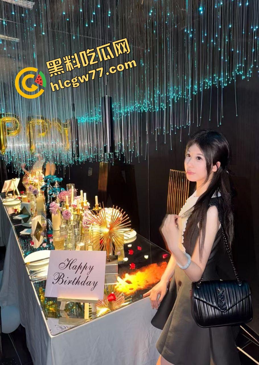 眼镜骚妻背着快枪老公开房3P,三根鸡巴轮流爆操刷锅内射,骚穴被塞爆高潮喷汁,绿帽老公直接被玩废!-3