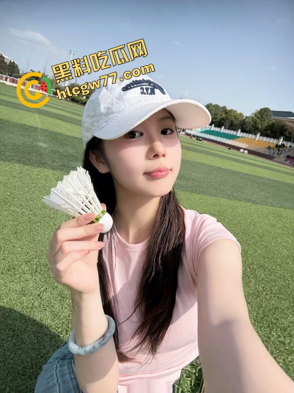 眼镜骚妻背着快枪老公开房3P,三根鸡巴轮流爆操刷锅内射,骚穴被塞爆高潮喷汁,绿帽老公直接被玩废!-4