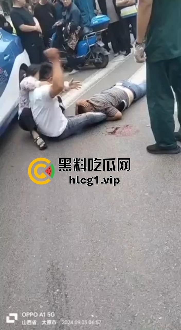 太原街头血腥一幕！男子酒驾撞车后持砖暴打司机，周围群众冷眼旁观吃瓜！-1