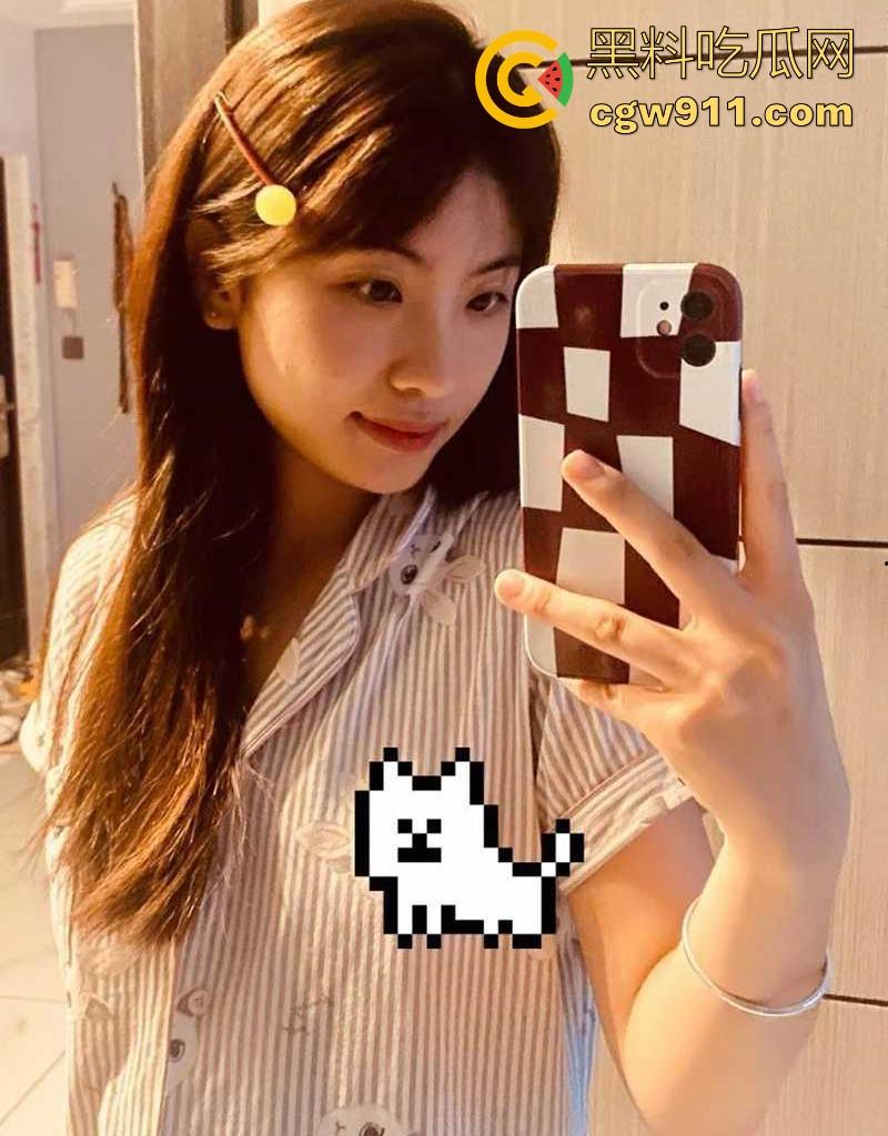 重庆青涩少女【李晓怡】遭男友蒙骗拍淫片，羞涩露奶玩自拍，穿粉裙白丝挨操只敢低声娇喘，淫性有待开发！-4