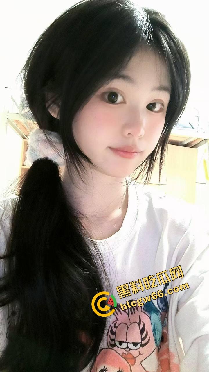 火车卧铺偷拍红内裤嫩妹,裤衩勒紧嫩缝露馅,掀裙偷看白腿夹得人心痒痒,这骚货睡梦中都欠干得要命!-6