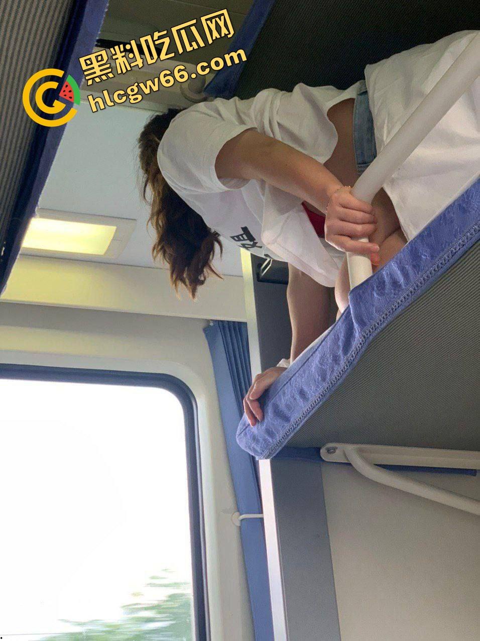 火车卧铺偷拍红内裤嫩妹,裤衩勒紧嫩缝露馅,掀裙偷看白腿夹得人心痒痒,这骚货睡梦中都欠干得要命!-8