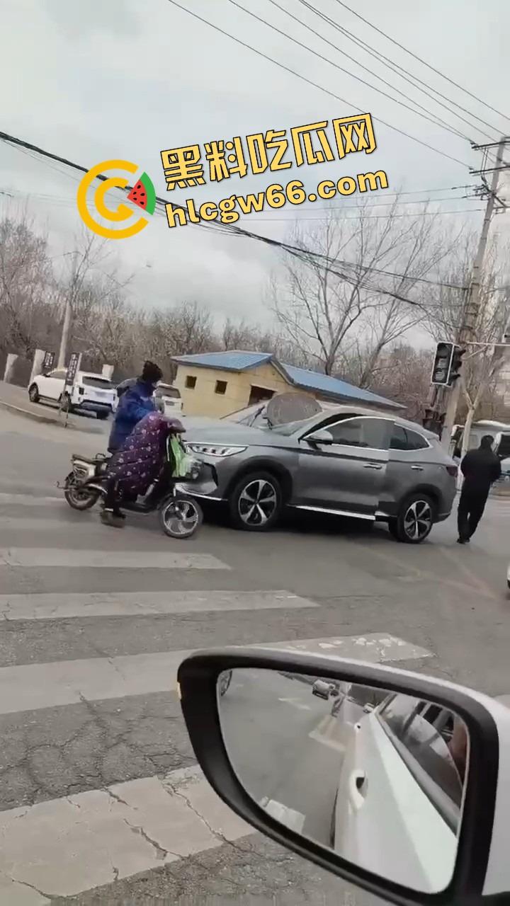 沈阳飞天井盖一般人整不了，开个车都能被井盖空降暴击，谁能想到开车开出个天降铁饼？-1