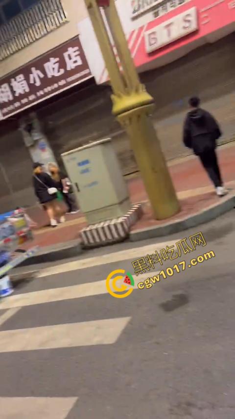 精神小伙街头血战,手起刀落、血洒狂风,勇敢如电影英雄,但残酷如恶魔猛兽,惹不起的狂野疯子!-2