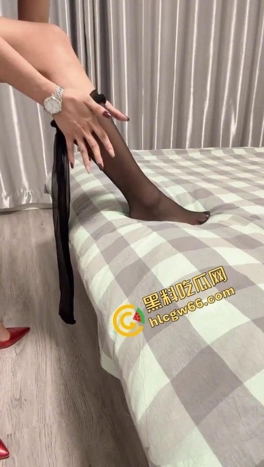 贵阳茅台老板娘【闪总】酒卖不动干脆卖逼，微信流出剧情福利包，护士装口交挑逗骚到爆！-3