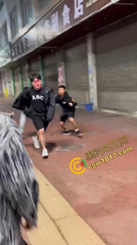 精神小伙街头血战,手起刀落、血洒狂风,勇敢如电影英雄,但残酷如恶魔猛兽,惹不起的狂野疯子!-8