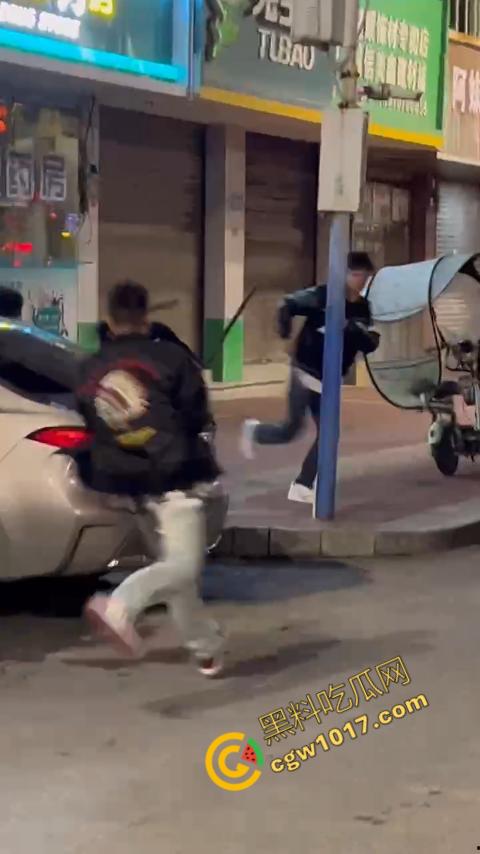 精神小伙街头血战,手起刀落、血洒狂风,勇敢如电影英雄,但残酷如恶魔猛兽,惹不起的狂野疯子!-10