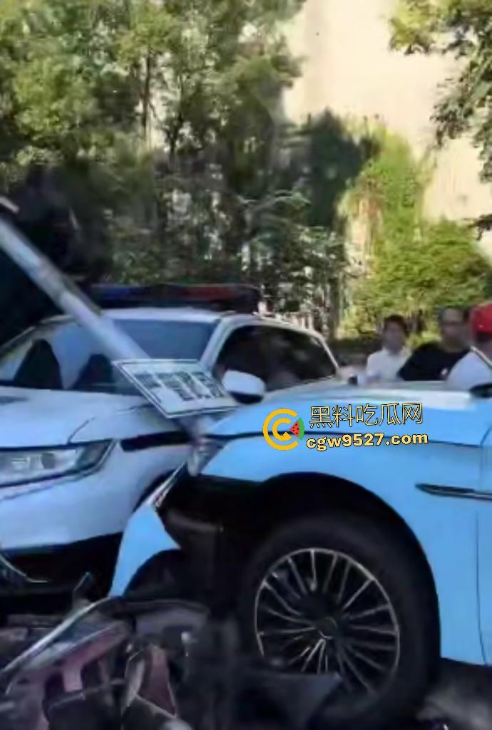 湖南衡阳红湘路口惊魂车祸！男孩睡意昏沉撞断摩托手腿，还撞警车，可笑的是交警扶他到警务室又睡着了！-3