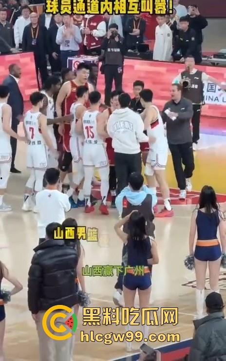 什么情况？广州男篮球员通道围堵山西男篮，打球不过瘾现在开始打人了，现场乱成一团！-13