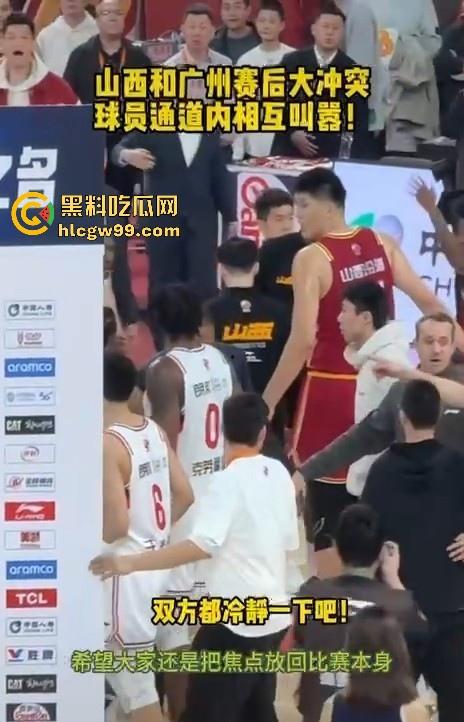 什么情况？广州男篮球员通道围堵山西男篮，打球不过瘾现在开始打人了，现场乱成一团！-15