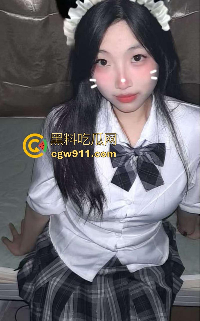 华南师范大学24级【陈慧琳】表面清纯学妹实则母狗婊子！有对象期间交友软件撩骚不同网友，揉奶掰逼淫骚自慰！-2