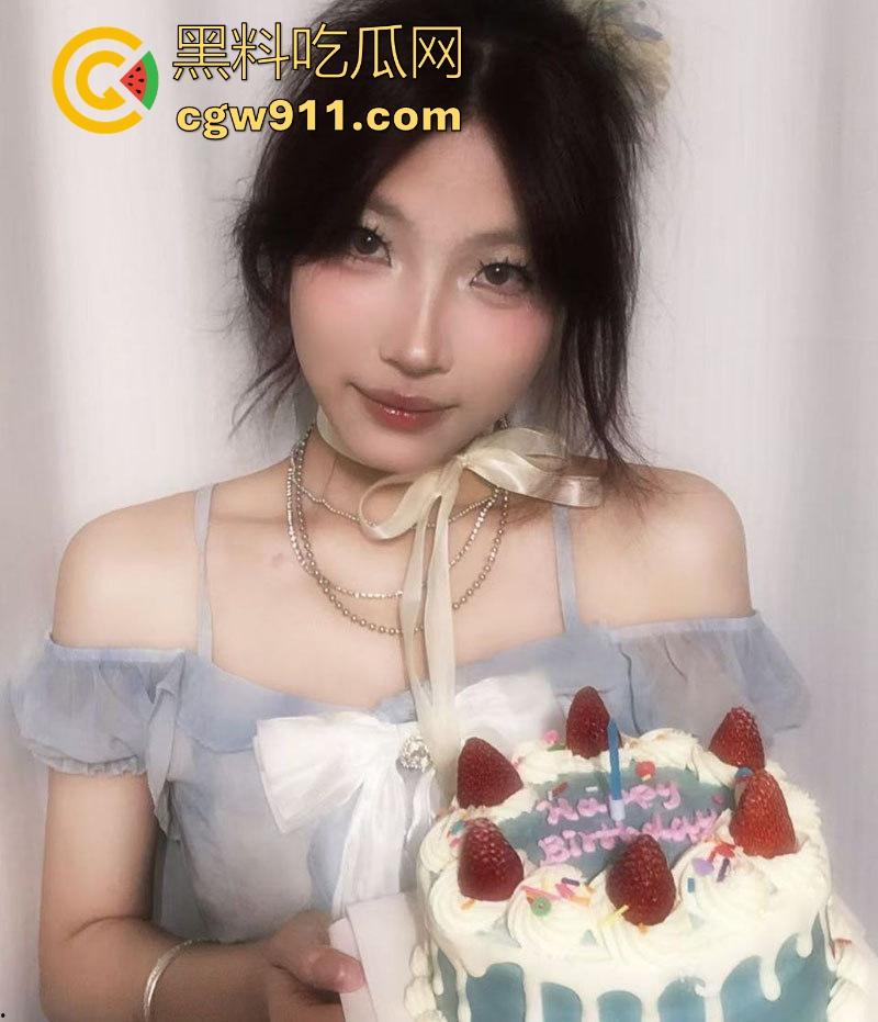 华南师范大学24级【陈慧琳】表面清纯学妹实则母狗婊子！有对象期间交友软件撩骚不同网友，揉奶掰逼淫骚自慰！-4