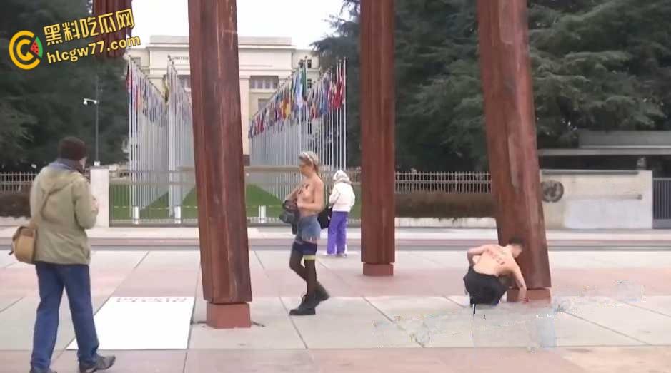 活动人士在联合国日内瓦办事处前举行反俄集会,裸女现身手持电据损坏纪念碑!-5
