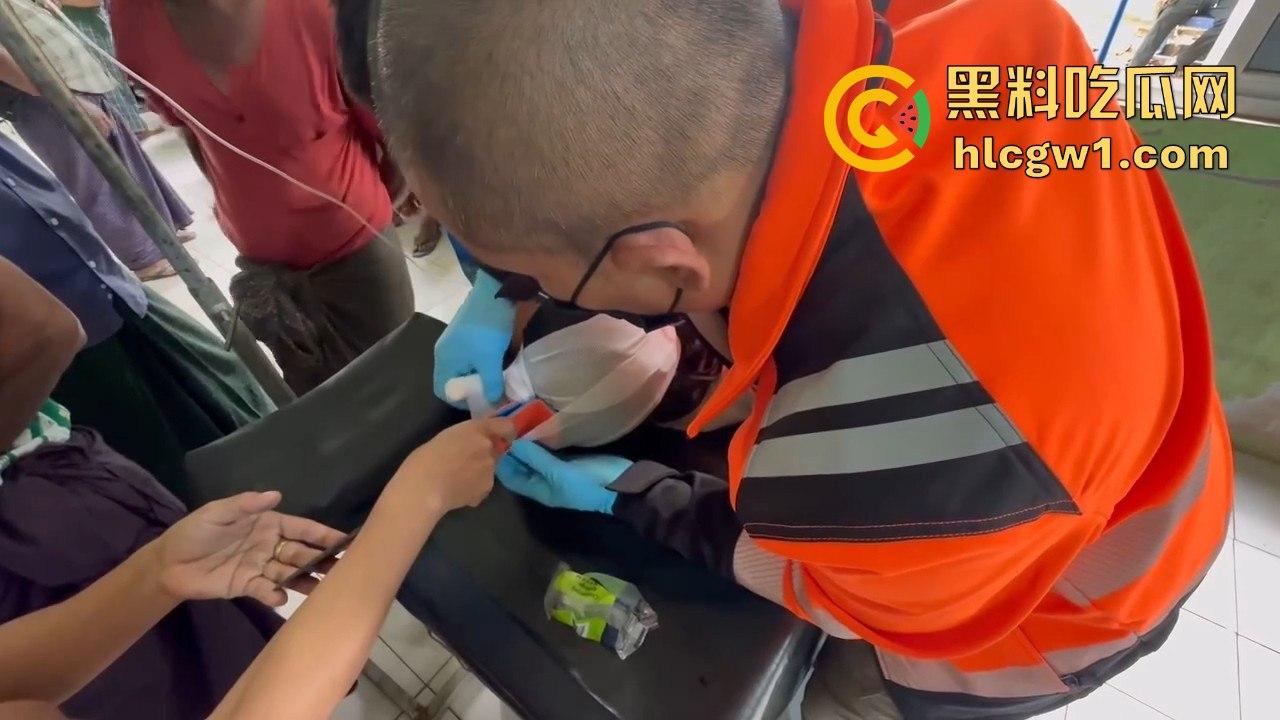 妙瓦底一女孩头部被刀插入！竹片墙掉刀酿惨剧，紧急送往泰国湄索医院！-3