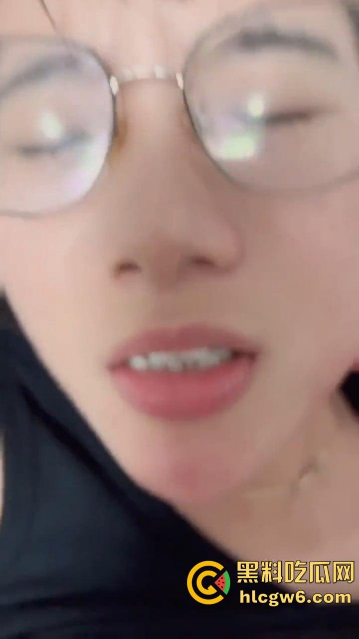 河北张家口小哥新交女友变母狗，26岁处女被破后骚到主动求干，同居后一起看AV随时开干，母狗养成教程上线！-1