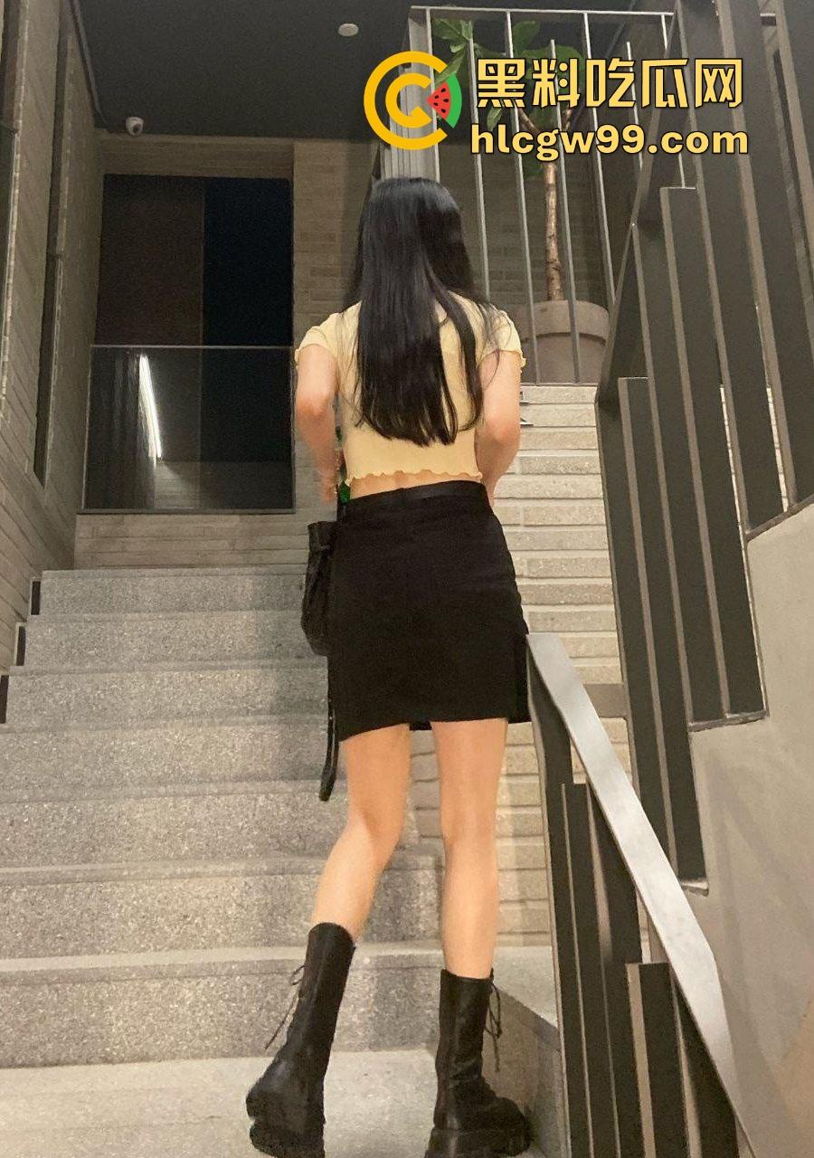 韩国【朴在慧】重口调教，妹子被虐到哇哇大叫，鞭打滴蜡全套上，最离谱的是头上直接淋尿，玩成什么癖好？-1