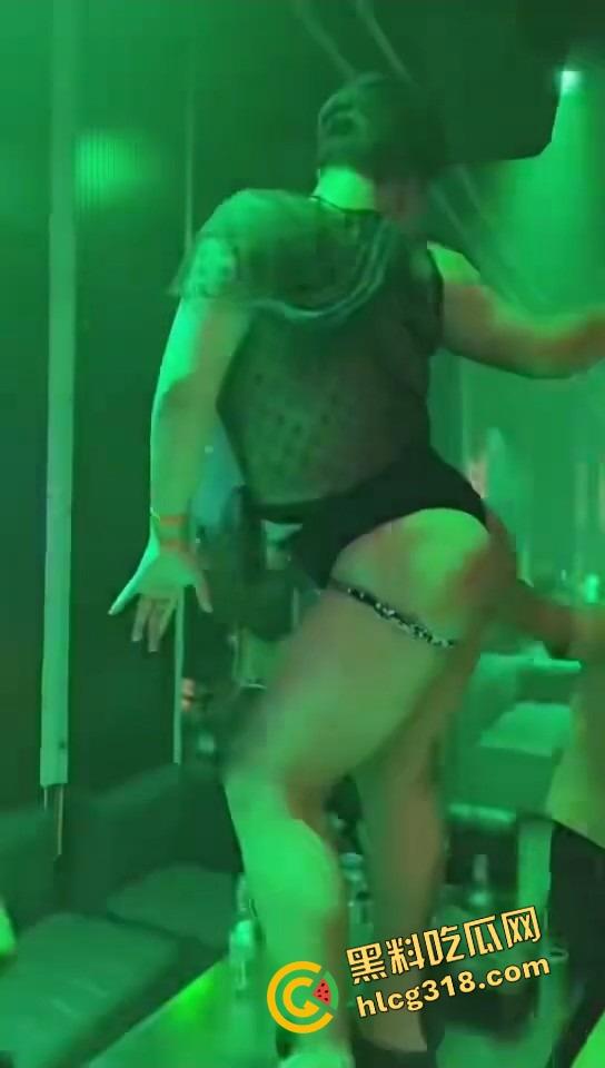 成都夜场男模骚气透视装勒出屁股缝桌上热舞，富婆少妇全程口水直流，这还真是天府之国该有的排面！-6