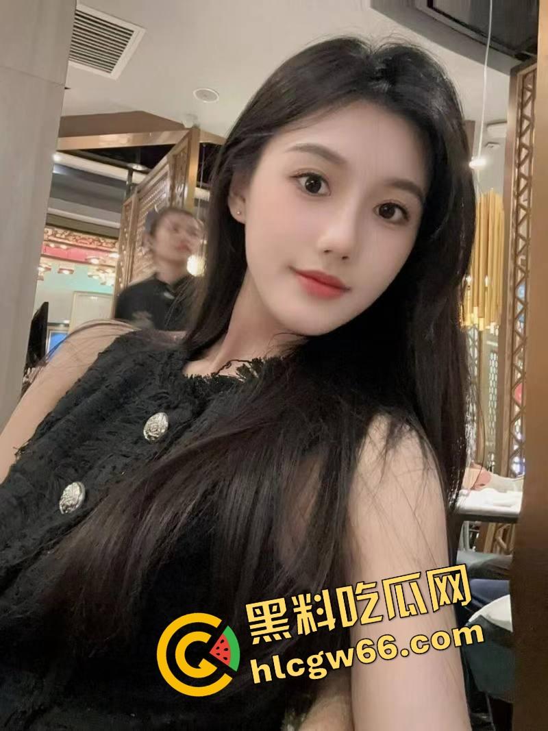 上海酒吧舔狗原形毕露,喝着喝着就脱女神鞋开始狂舔,舔得跟吃人参果一样,这舔法找条狗都得敬礼!-6