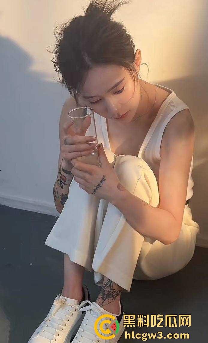 抖音千万粉丝歌手【一支沫z】与北京老头开房视频外泄 跪地舔JB主动开腿挨操 疯狂星期四V我50给你看独家!-13