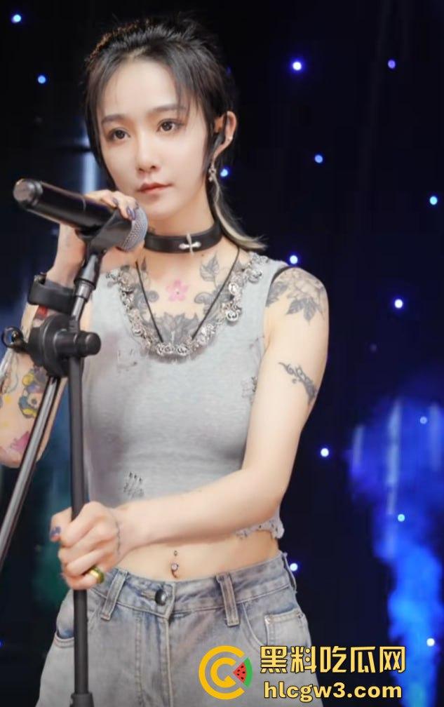 抖音千万粉丝歌手【一支沫z】与北京老头开房视频外泄 跪地舔JB主动开腿挨操 疯狂星期四V我50给你看独家!-14